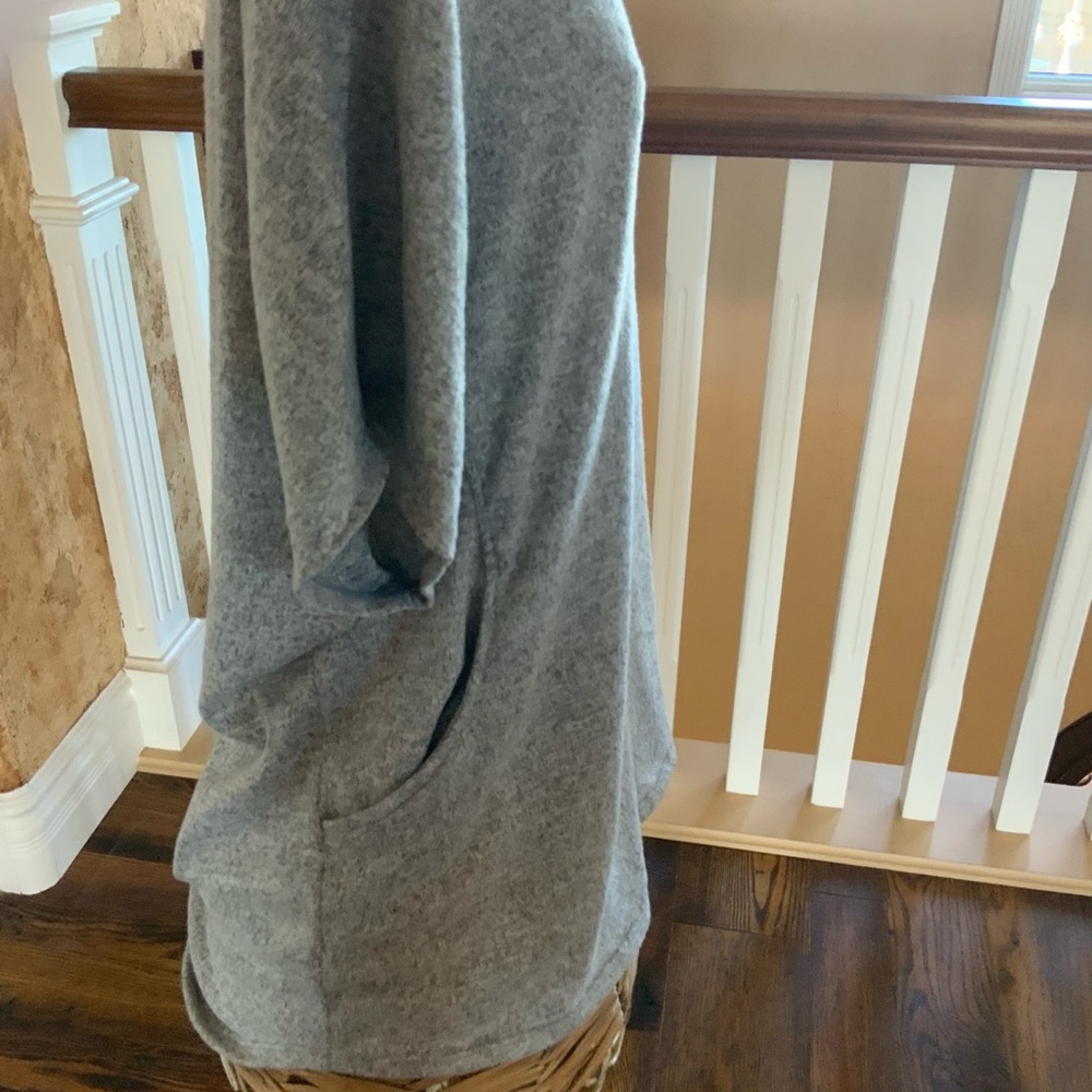 Light gray top - Picture 3 of 3
